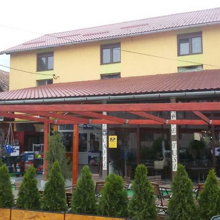 Hotel La Tusi Lovrin Extérieur photo