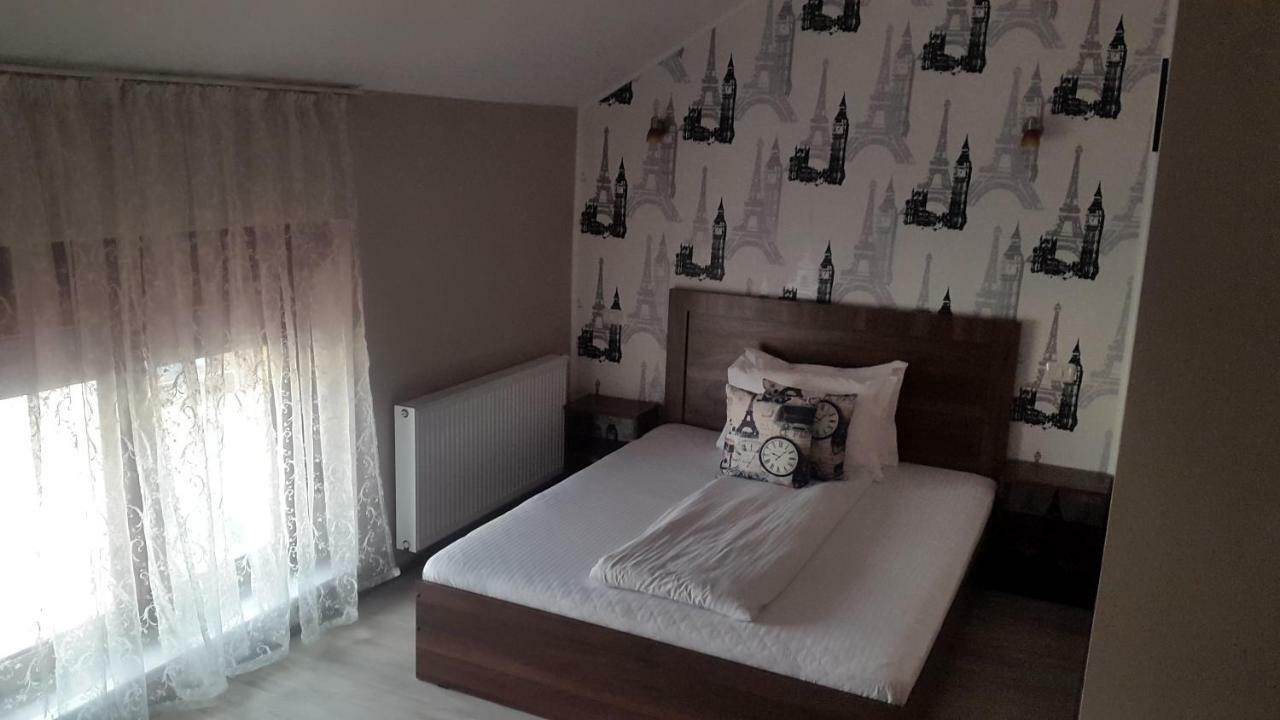 Hotel La Tusi Lovrin Extérieur photo