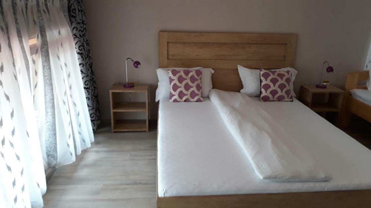Hotel La Tusi Lovrin Extérieur photo