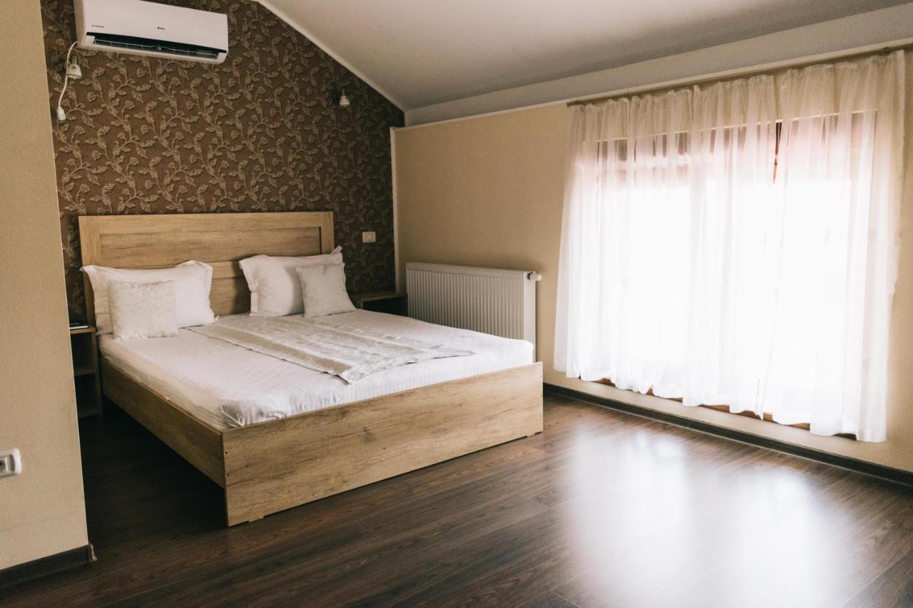 Hotel La Tusi Lovrin Extérieur photo